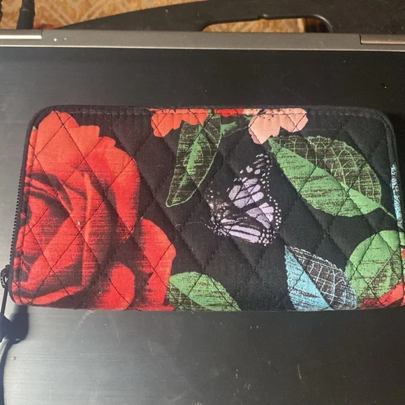 ❌❌SOLD❌❌Vera Bradley Zip Around Floral Wallet - Picture 9 of 14
